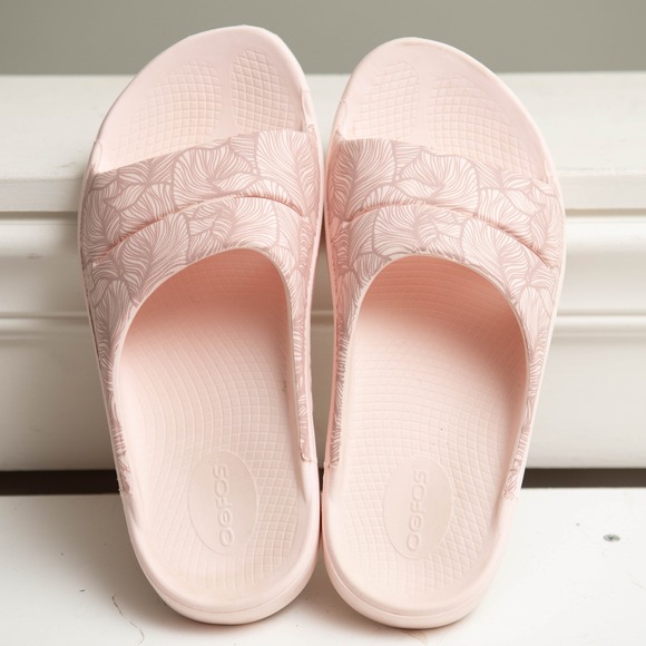 OOFOS Shoes - OOFOS OOahh Lux Recovery Slides Pink Leaf Floral Sz 9 Orthopedic Ergonomic Yoga